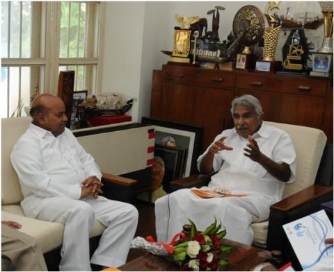 Union Minister for Social Justice and Empowerment Tawarchand Gehlot holding talks with Kerala Chief Minister Oommen Chandy in Thiruvananthapuram on Saturday