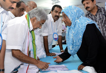 Chief Minister Oommen Chandy sanctioning assistance from distress relief fund (file photo)