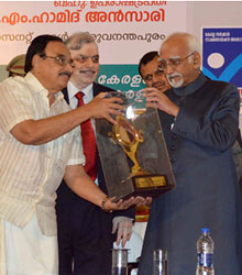 Vice President M. Hamid Ansari being presented a memento by the Minister for Education, Kerala P.K. Abdu Rabb