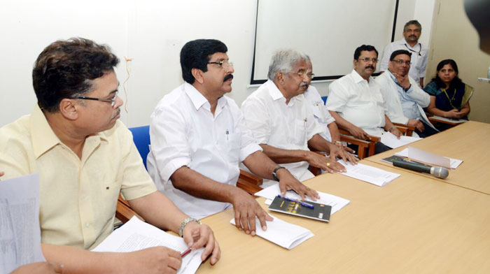 Fireworks tragedy: Chief Minister Oommen Chandy chairing review meeting on Tuesday Fireworks tragedy: Chief Minister Oommen Chandy chairing review meeting on Tuesday